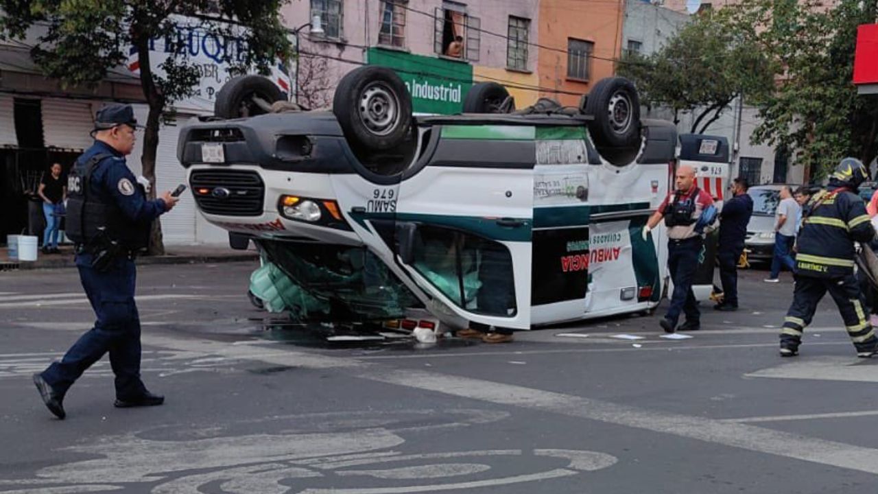 Una ambulancia volcó en un cruce vehicular de la colonia Obrera, en la alcaldía Cuauhtémoc, luego de ser impactada por un automóvil