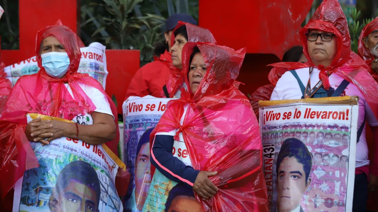 Padres de los 43 de Ayotzinapa agradecerán "por no nada" a AMLO