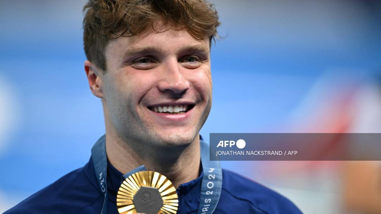 El nadador estadounidense, Bobby Finke, revalidó este domingo el oro olímpico de los mil 500 metros libres y batió el récord mundial.