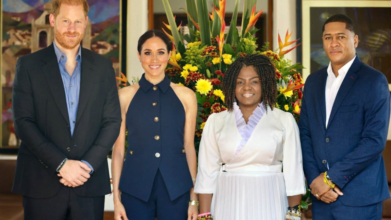 Fotografía difundida por la oficina de prensa de la Vicepresidencia de Colombia que muestra al príncipe Harry, duque de Sussex, y su esposa Meghan con la vicepresidenta colombiana Francia Márquez) y su esposo Yernei Pinillo en Bogotá. FOTO AFP