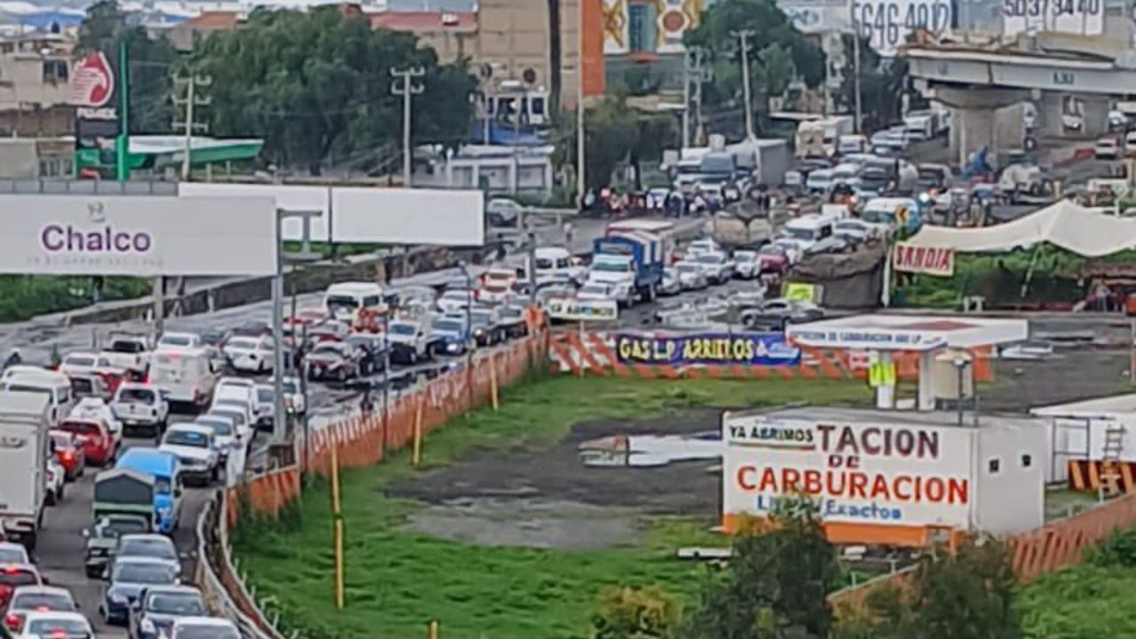 Mantienen bloqueo damnificados de Chalco en la México-Cuautla; exigen solución por inundaciones