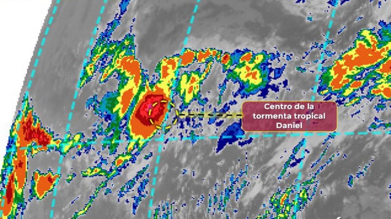 El epicentro de la tormenta se encuentra a 2, 410 km al oeste-suroeste de Cabo San Lucas, Baja California Sur