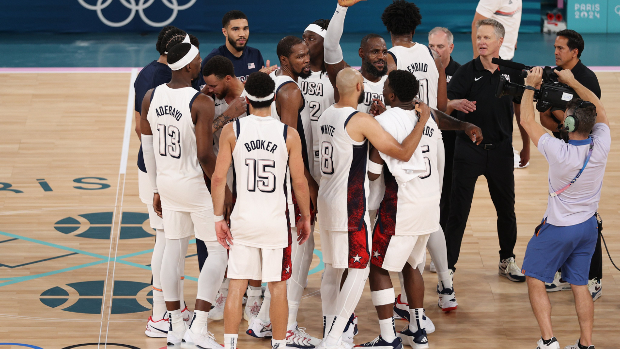 En un encuentro histórico, el seleccionado de básquetbol de Estados Unidos remontó a Serbia para disputar el oro contra Francia.