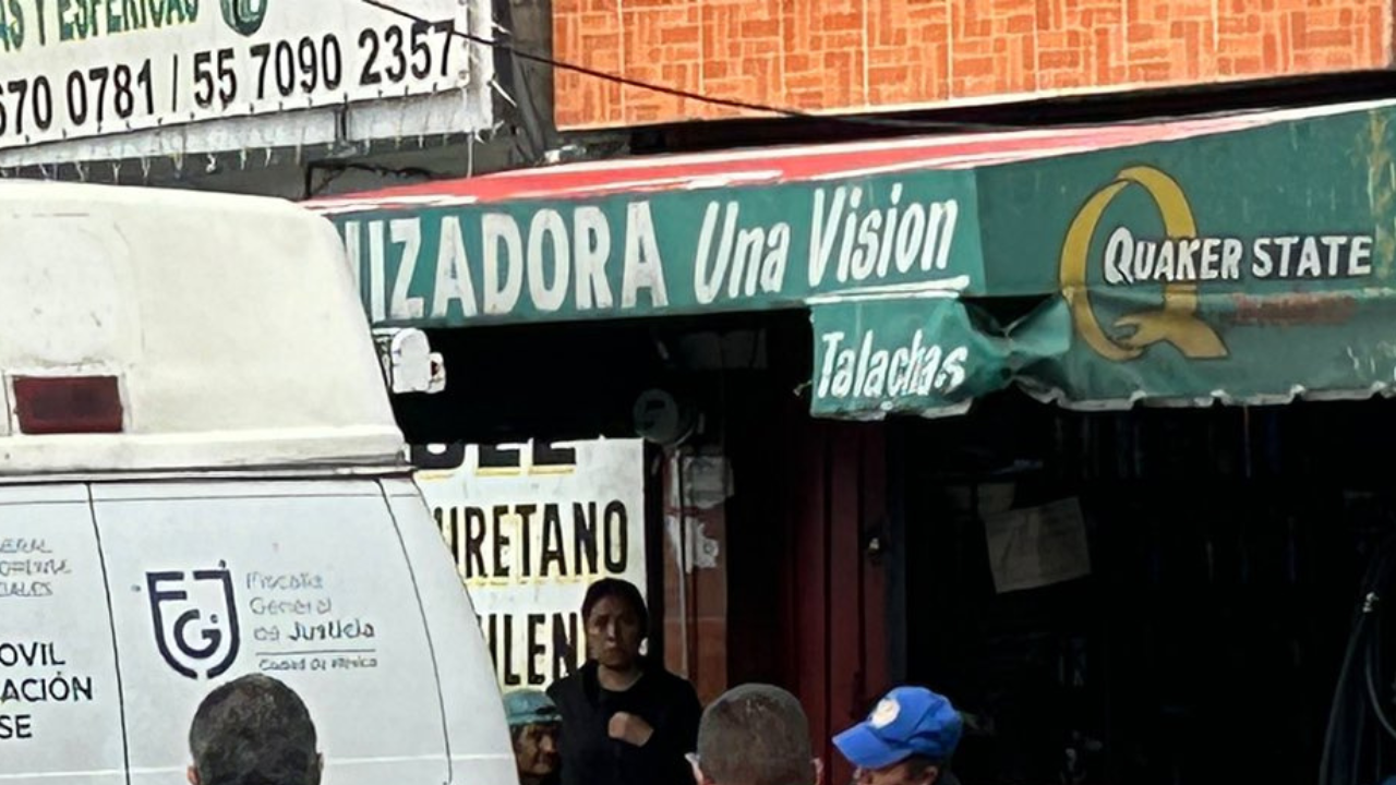 Hombre prensado en vulcanizadora