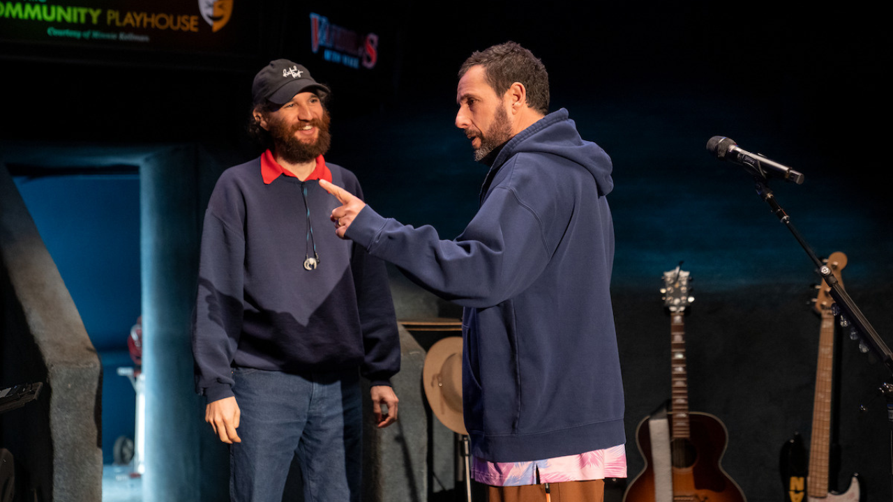 Josh Safdie y Adam Sandler en el set de "Love You".