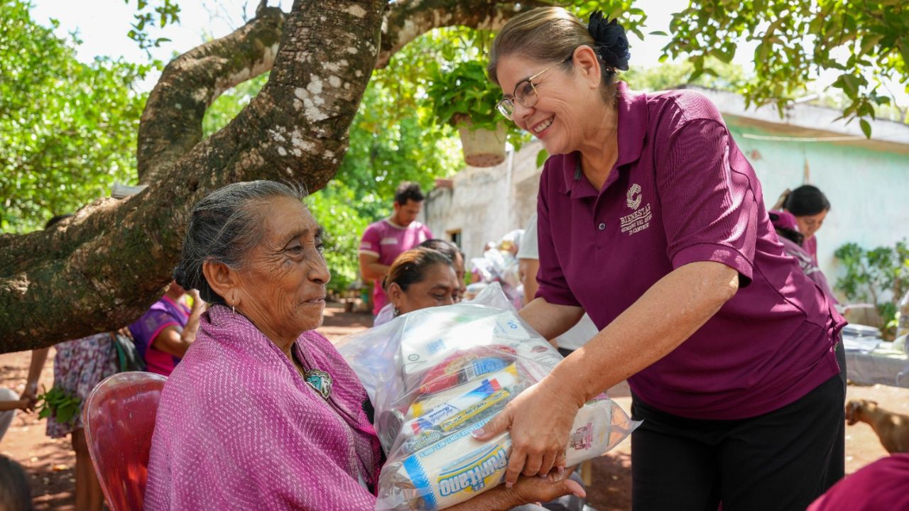 Se entregaron despensas, mobiliario e insumos a personas de las localidades de Campeche