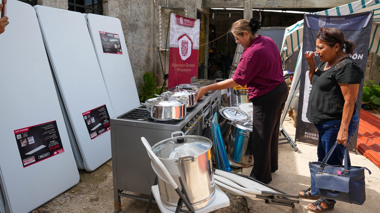 La Secretaría de Bienestar entregó material de construcción y mobiliario a la maestra Juanita Segovia Bonilla