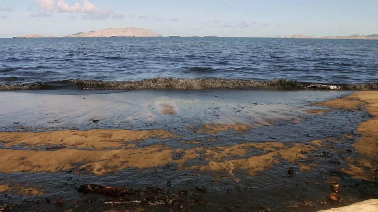 Derrame de petróleo en costas de Venezuela devasta playas y pesca