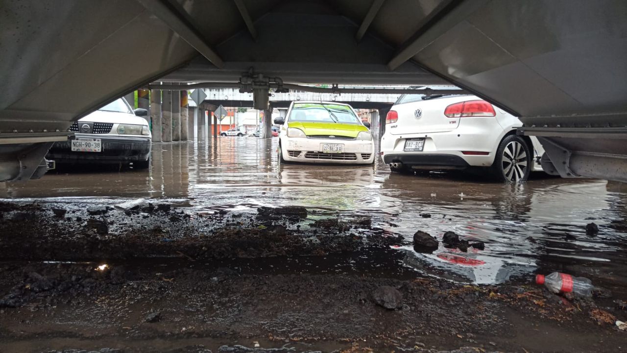 Lluvias en Toluca provocan encharcamientos y caos vial