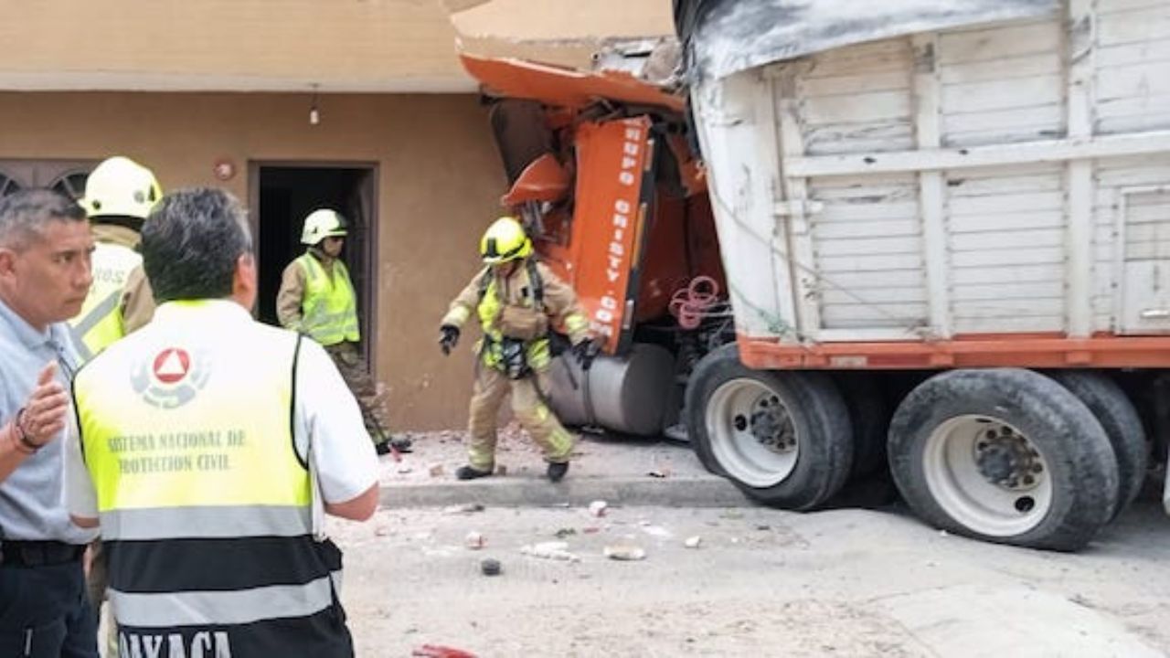 Camión de carga se queda sin frenos y choca contra una casa en San Antonio de la Cal; hay una mujer muerte y varios heridos