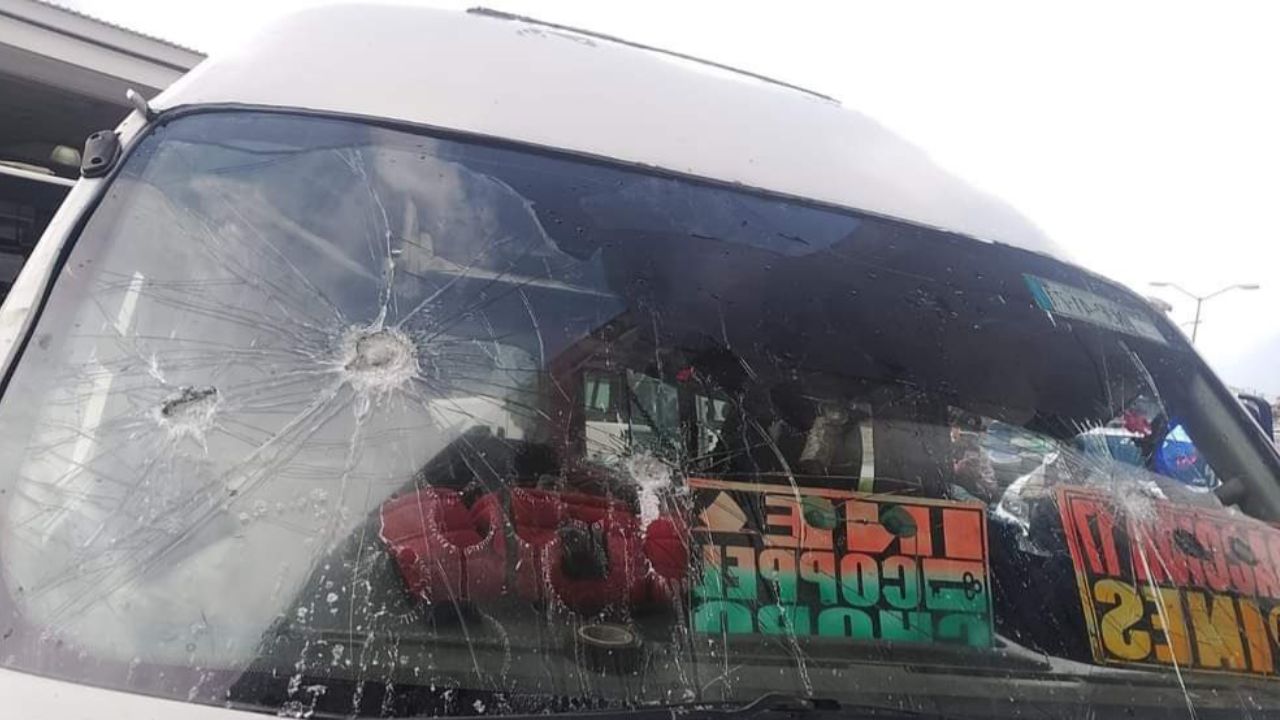 Vandalizan y balean combis de transportistas en Tecámac, Estado de México