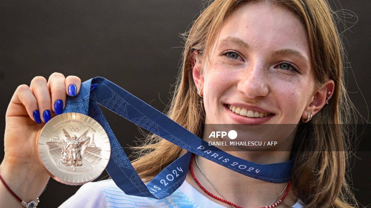 La gimnasta rumana, Ana Barbosu, recibió su medalla de bronce de la prueba individual de suelo de los Juegos Olímpicos de París 2024.