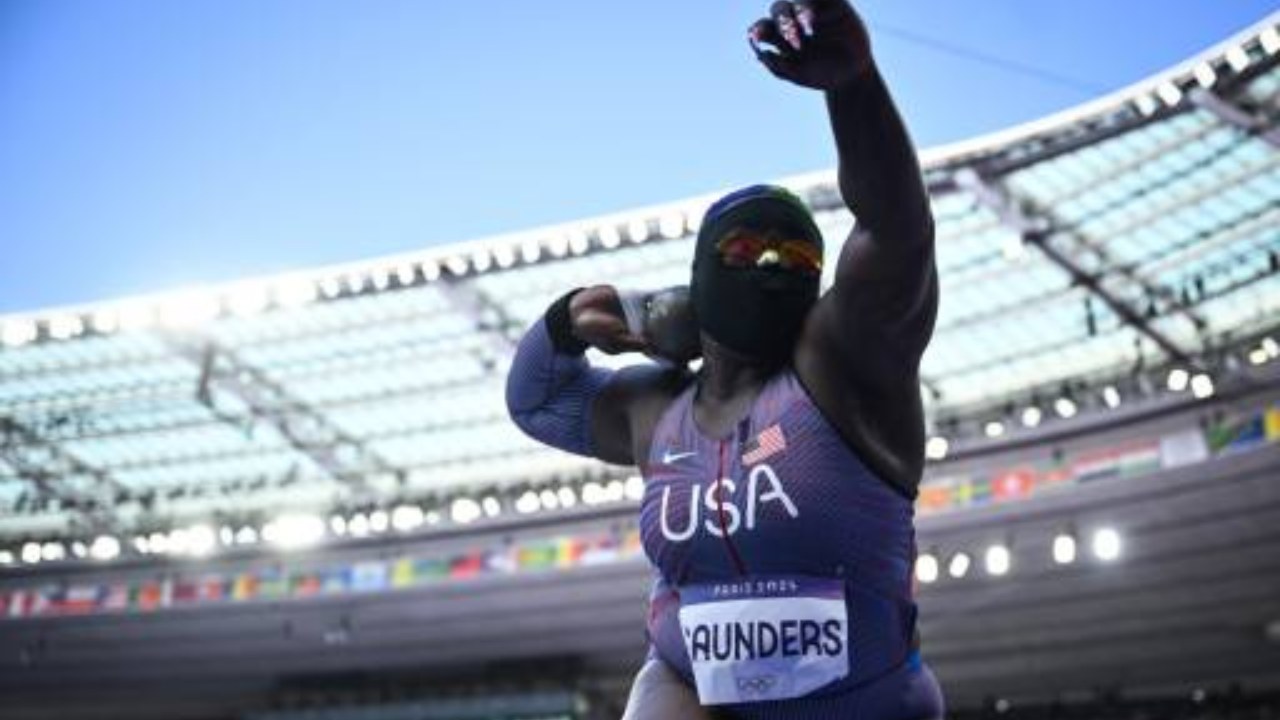 Una atleta se presentó en la ronda de clasificación del lanzamiento de bala en París 2024, con una máscara negra que cubría su rostro.