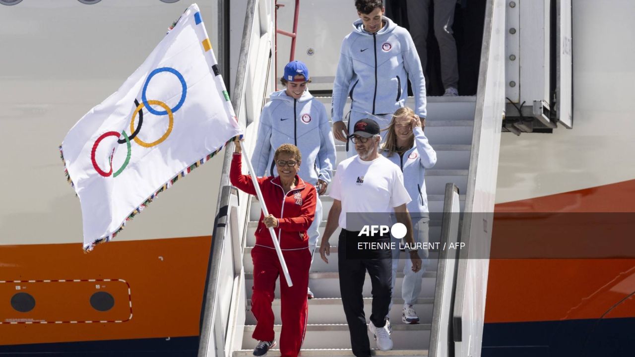 La bandera olímpica llegó a Los Ángeles y , con ello, una presión para organizar unos Juegos a la altura de los que se vivieron en París