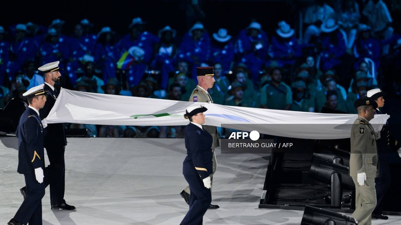 John McFall, primer astronauta en situación de discapacidad, portó la bandera paralímpica durante la ceremonia inaugural de París 2024