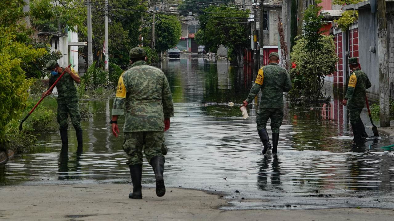 A tres semanas de la tragedia que viven en Chalco por la inundación en cinco colonias, los niveles de la anegación comenzaron a bajar.