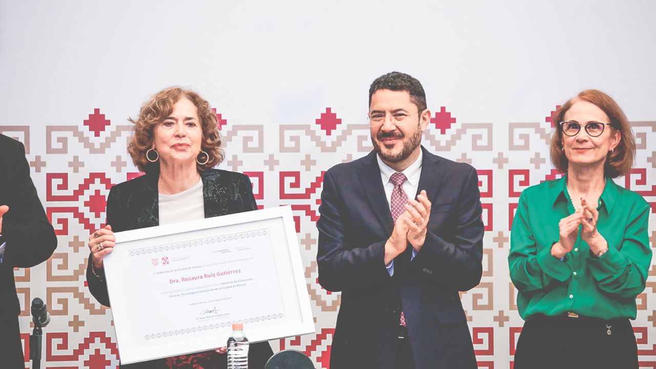 Distinción. Durante la octava sesión de la Red ECOs, Rosaura Ruiz, próxima secretaría de Ciencia, Tecnología e Innovación, recibió un reconocimiento.