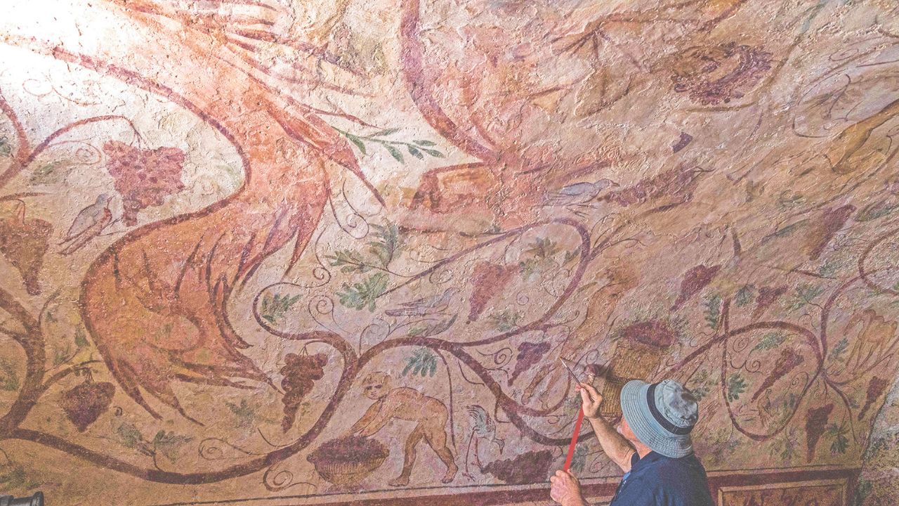 Dos tumbas del Imperio Romano, e más de mil 600 años de antigüedad y adornadas con murales que representan figuras mitológicas griegas