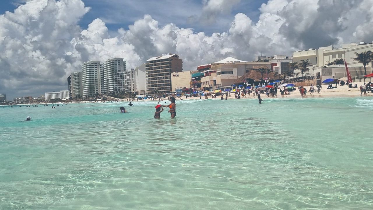 LIMPIO. Actualmente se puede ver una notable ausencia de la macroalga en las playas de Quintana Roo.