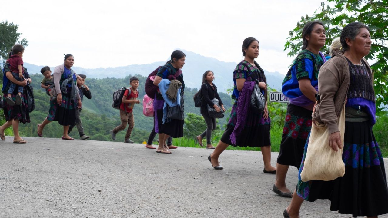 REGRESO. En julio pasado, habitantes de La Esperanza, pertenece al municipio de La Trinitaria, tuvieron que dejar sus casas debido a la violencia que se vive en la zona.