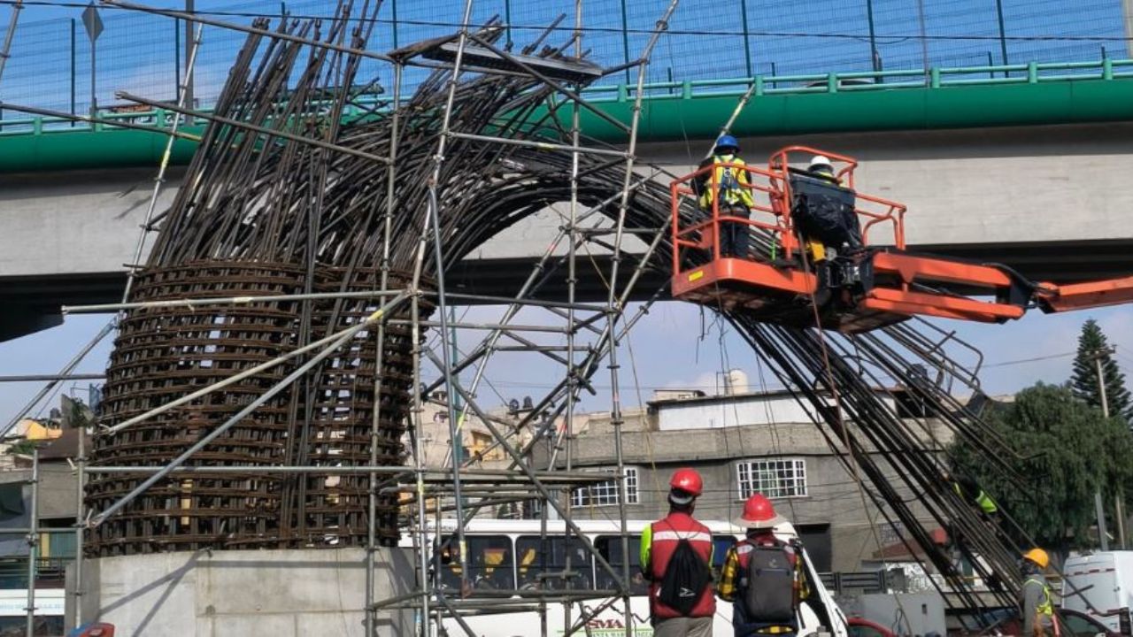 PELIGRO. La estructura presuntamente no soportó su propio peso y se dobló hacia un lado.