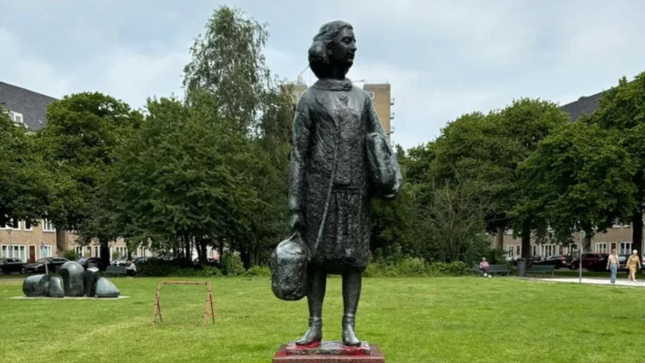 Una estatua en Ámsterdam de Ana Frank, la adolescente judía famosa por el diario en el que narró los dos años en que permaneció oculta de los nazis junto a su familia