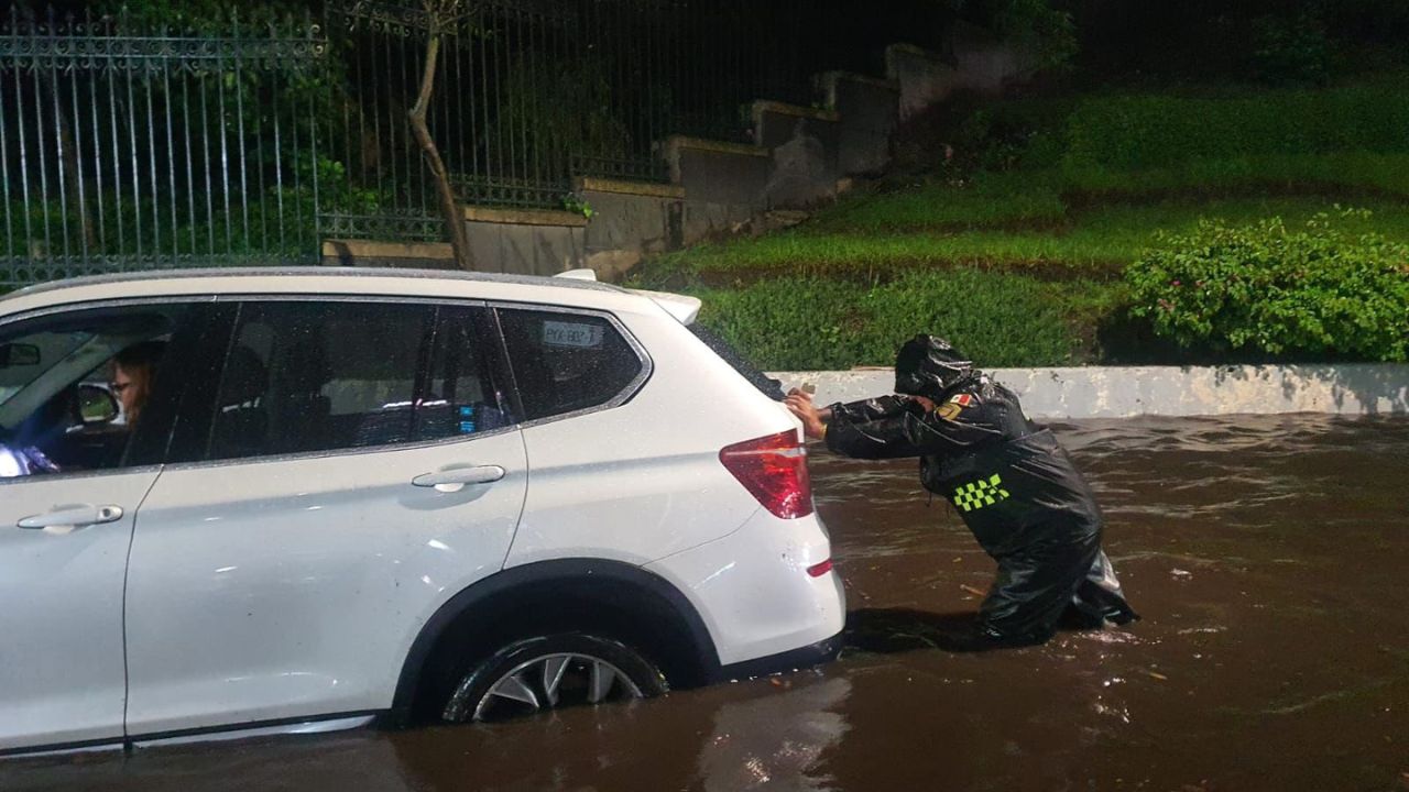 Labor. Elementos de Sacmex y bomberos acudieron a la zona para el desazolve y limpieza de la calle.