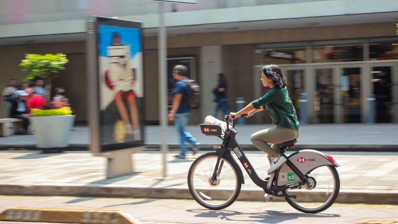 Escuadrilla. Este Sistema de Bicicletas Compartidas de la Semovi cuenta con 9 mil 300 unidades, 689 estaciones y 174 mil 500 usuarios registrados actualmente.