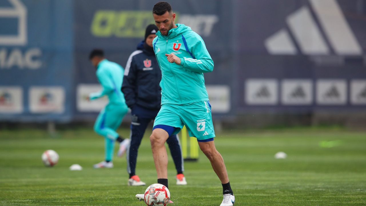 Miles de personas dieron ayer en Montevideo el último adiós al joven futbolista del club Nacional de Uruguay Juan Izquierdo