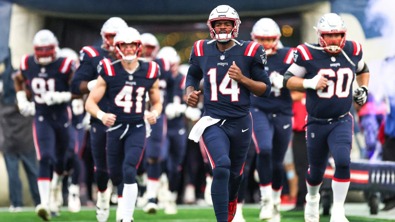 Un día después de cortar a Bailey Zappe de su puesto como tercer mariscal de campo, los Patriotas y su entrenador en jefe Jerod Mayo