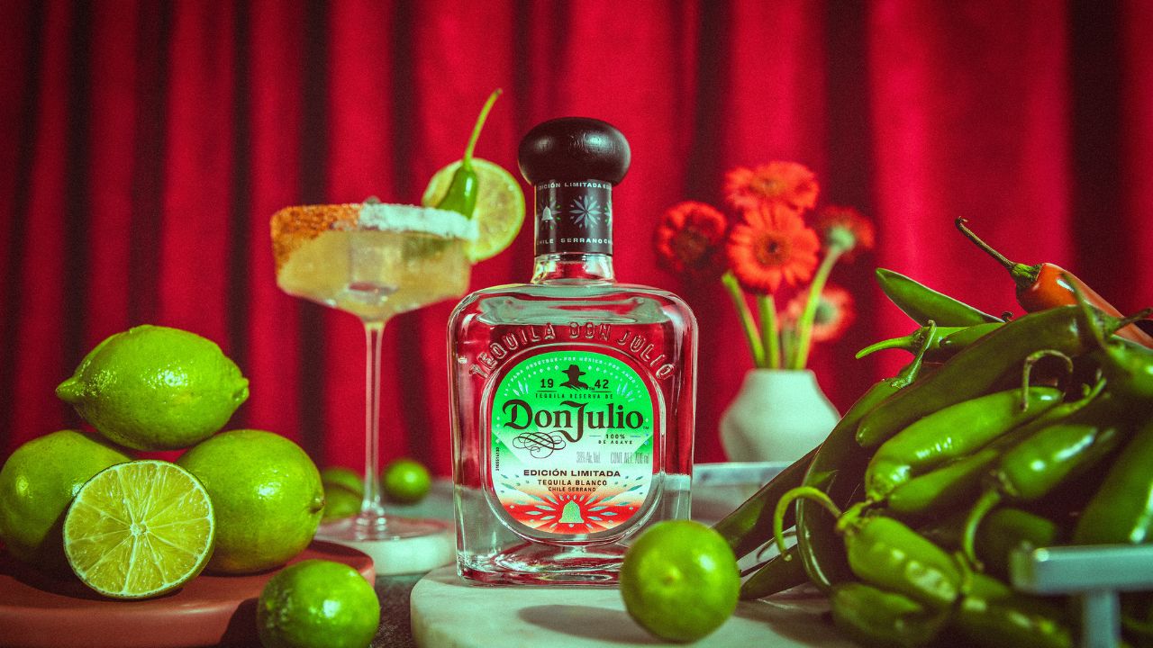 En el marco de las fiestas patrias, la firma de Don Julio González lanzó el nuevo tequila con sabor a chile serrano para exaltar la identidad mexicana