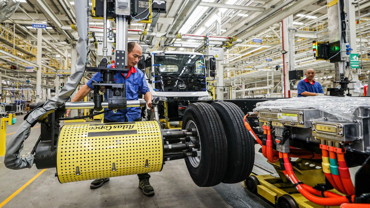 El gobierno canadiense anunció ayer aranceles adicionales de 100% para los vehículos eléctricos importados de China,