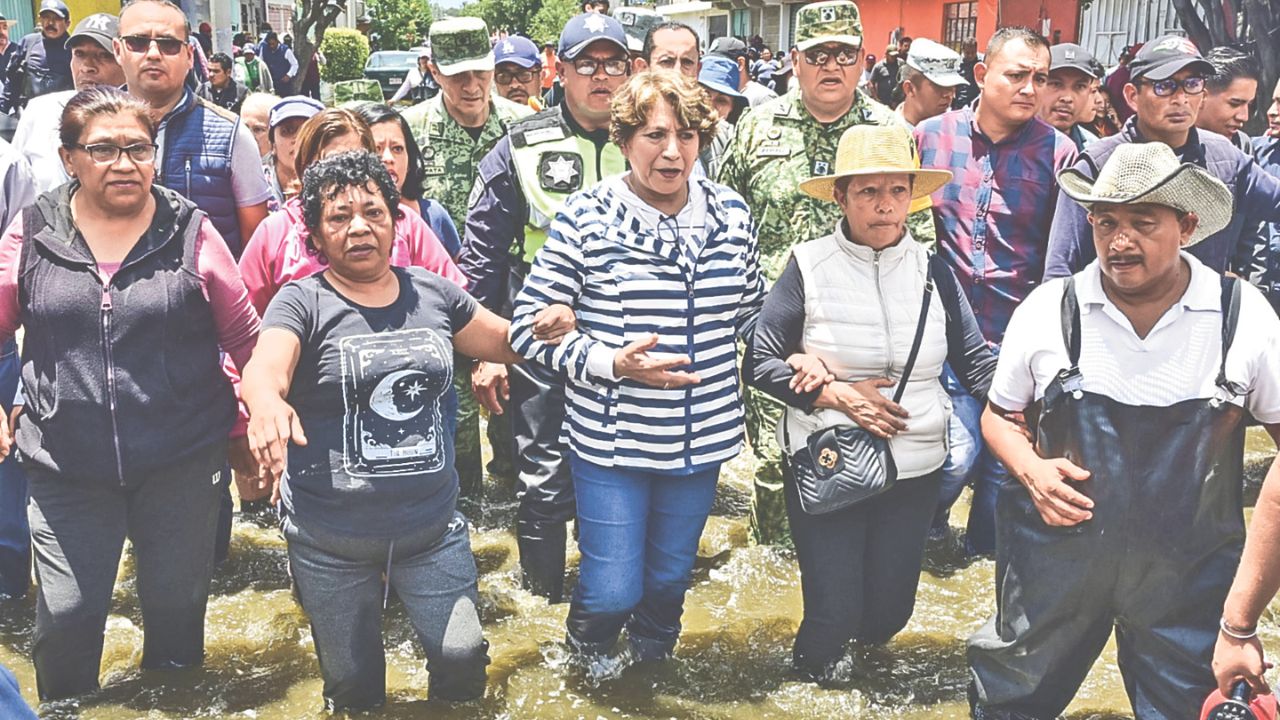 RECLAMO. Mientras algunos vecinos de Chalco cerraron por segunda vez la México-Chalco en demanda de apoyo. La gobernadora mexiquense, Delfina Gómez, recorrió la zona afectada con habitantes inconformes. 