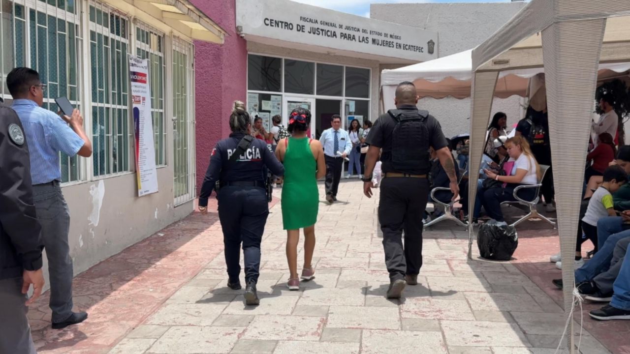 Una mujer fue grabada fue videograbada cuando propinaba puñetazos en el abdomen a su pequeño hijo de cuatro años y minutos más tarde fue detenida por policías de Ecatepec,