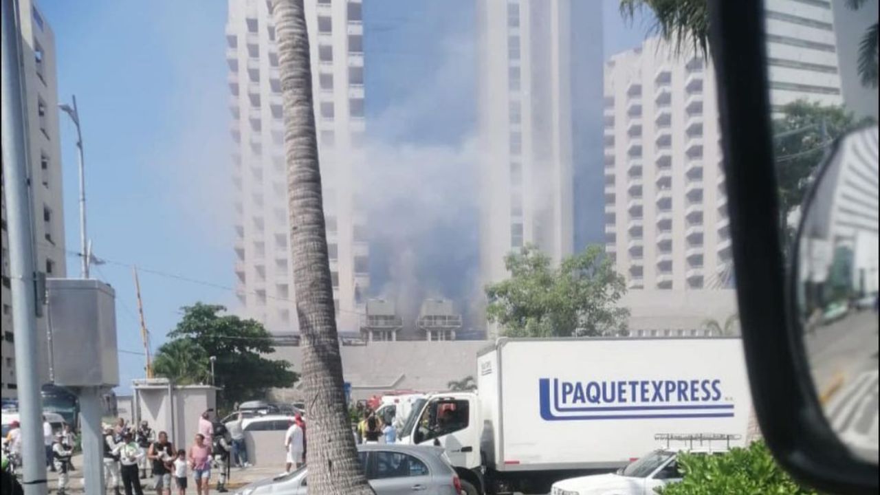 Guerrero. Con todo y maletas, algunos turistas salieron a la Costera Miguel Alemán para resguardarse, mientras los bomberos sofocaban las llamas.