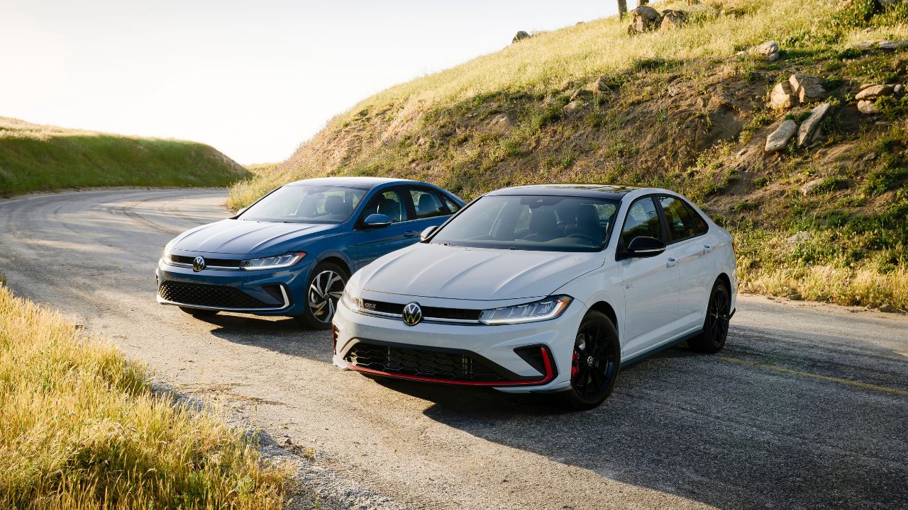 Una de las grandes novedades es la edición limitada a 1,070 unidades del Jetta 70 Aniversario, que celebra los 70 años de Volkswagen en México. Este modelo, basado en la versión Sportline, incluye distintivos únicos como rines de aluminio pulido de 17 pulgadas, costuras decorativas y un color exclusivo Blanco Oryx perlado.