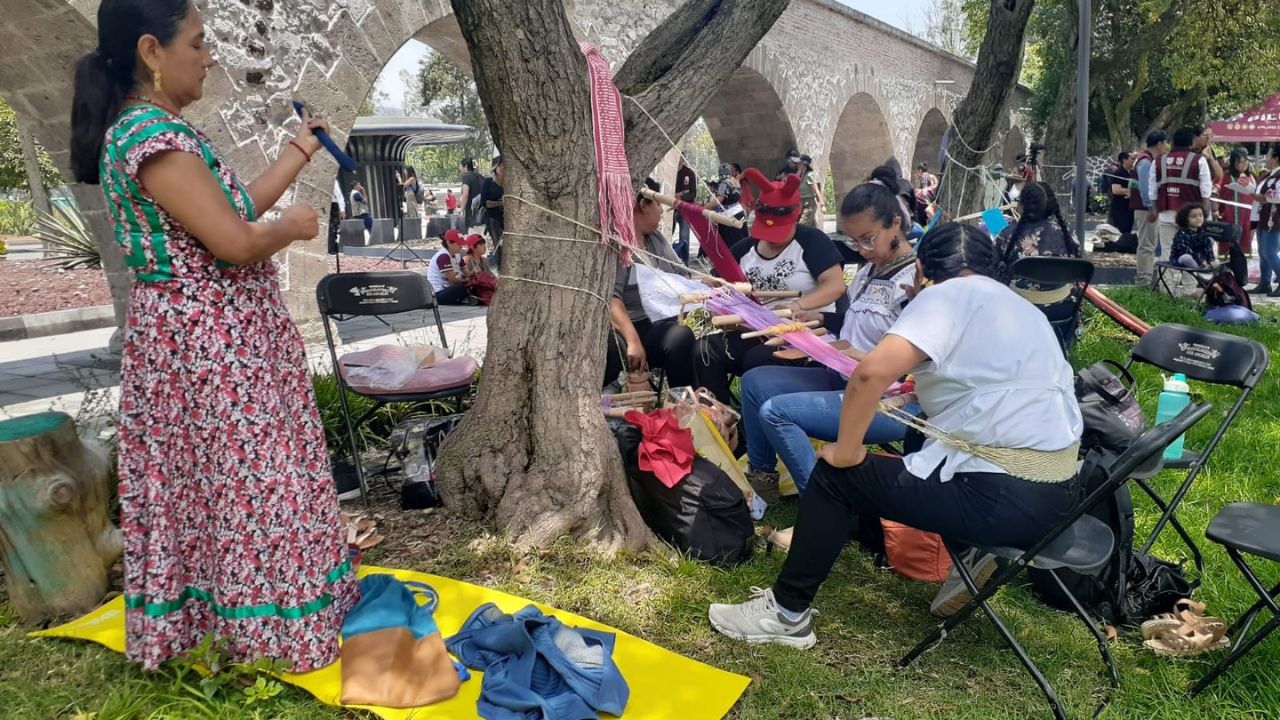 Técnica artesanal. Con una clase masiva de telar de cintura, se dio apertura a las actividades de la Feria Pilares, en la Primera Sección del Bosque de Chapultepec.