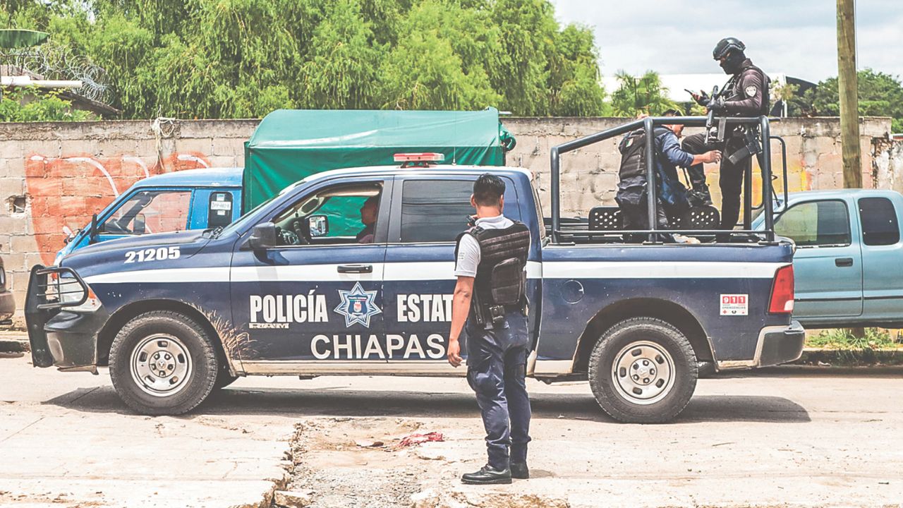 Chicomuselo: desplazados duermen en gasolinera A unas horas de los comicios en Capitán Luis Ángel Vidal y Chicomuselo, Chiapas, reportaron que habitantes de la segunda localidad fueron desplazados por la violencia, quienes pernoctaron la noche del lunes en el estacionamiento de una gasolinera, difundió el periodista Isaín Mandujano en su cuenta de X. “Amigos hay mucha gente acá, por la Y griega y otras que están por venir que vienen huyendo de sus comunidades, si alguien gusta apoyarlos con comida, café, panecillos, azúcar, frijol o alguna despensa será de grato su apoyo, se les comunicará dónde van a estar refugiados”, publicó Mandujano un mensaje que le mandaron respecto a estas personas. HALLAN 5 CUERPOS Por otra parte, en Chicomuselo, fueron localizados este domingo cinco cuerpos; las autoridades trabajan para identificar a las víctimas. Circula en redes sociales un video en el que se observa a la población de este municipio que aplaude a un convoy de camionetas con hombres armados, presuntamente vinculados con el Cártel de Sinaloa. En esta grabación también aparecen los vehículos llamados “monstruos”, así como autos quemados y baleados, que presumiblemente eran de un grupo rival. ELECCIONES EXTRAORDINARIAS A las 16:00 horas de ayer, el PREP de Chiapas daba la victoria a Lisandra Borrallas Verdugo, del PT, con 91.9 por ciento de la preferencia, mientras que en segundo lugar quedó Aleyda García Michaca (PAN-PRI-PRD) con 2.2 por ciento. En Capitán Luis Ángel Vidal, el municipio se lo llevó la candidata del Partido Verde, Emiselda González Roblero, con 41 por ciento del electorado, mientras que Margarita Sánchez Martínez, de Morena, obtuvo 36.7. / 24 Horas PIE RESGUARDO. Las boletas para las elecciones extraordinarias en Chicomuselo fueron vigiladas por la policía. NÚMERO 66.5% de la población participó en las elecciones extraordinarias en el municipio de Chicomuselo