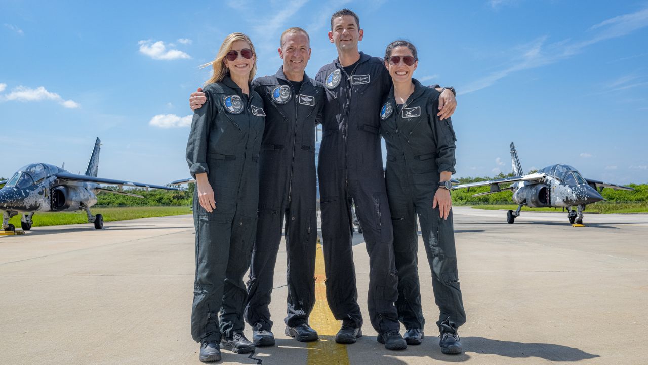 Los cuatro miembros de una misión de SpaceX llegaron ayer a Florida, desde donde despegarán la próxima semana para realizar la primera caminata espacial no gubernamental