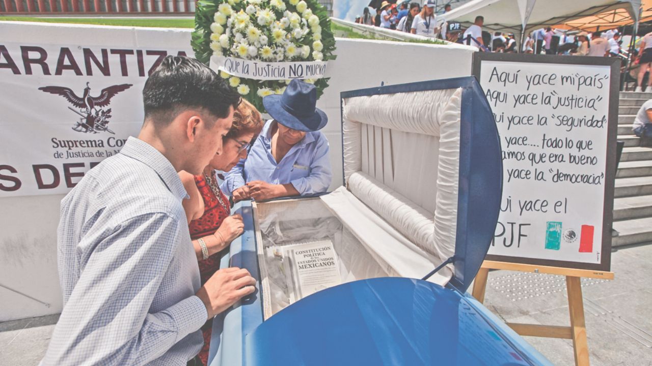 Protesta. Desde las primeras horas de este miércoles empleados sindicalizados del Poder Judicial realizaron un plantón permanente en contra de la reforma.