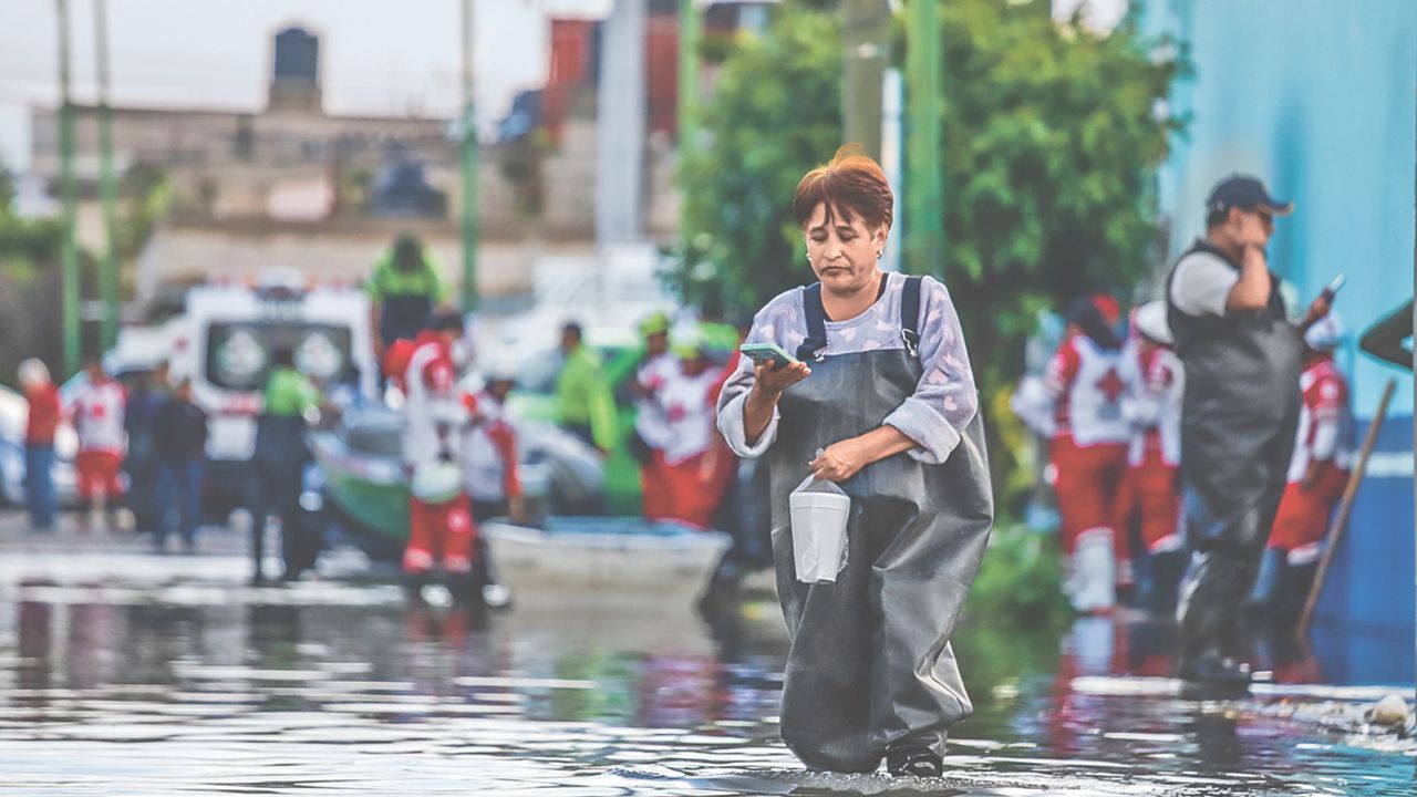 RECLAMO. Las familias de al menos cico colonias piden que saquen las aguas negras de las calles para que después sea de sus casas.