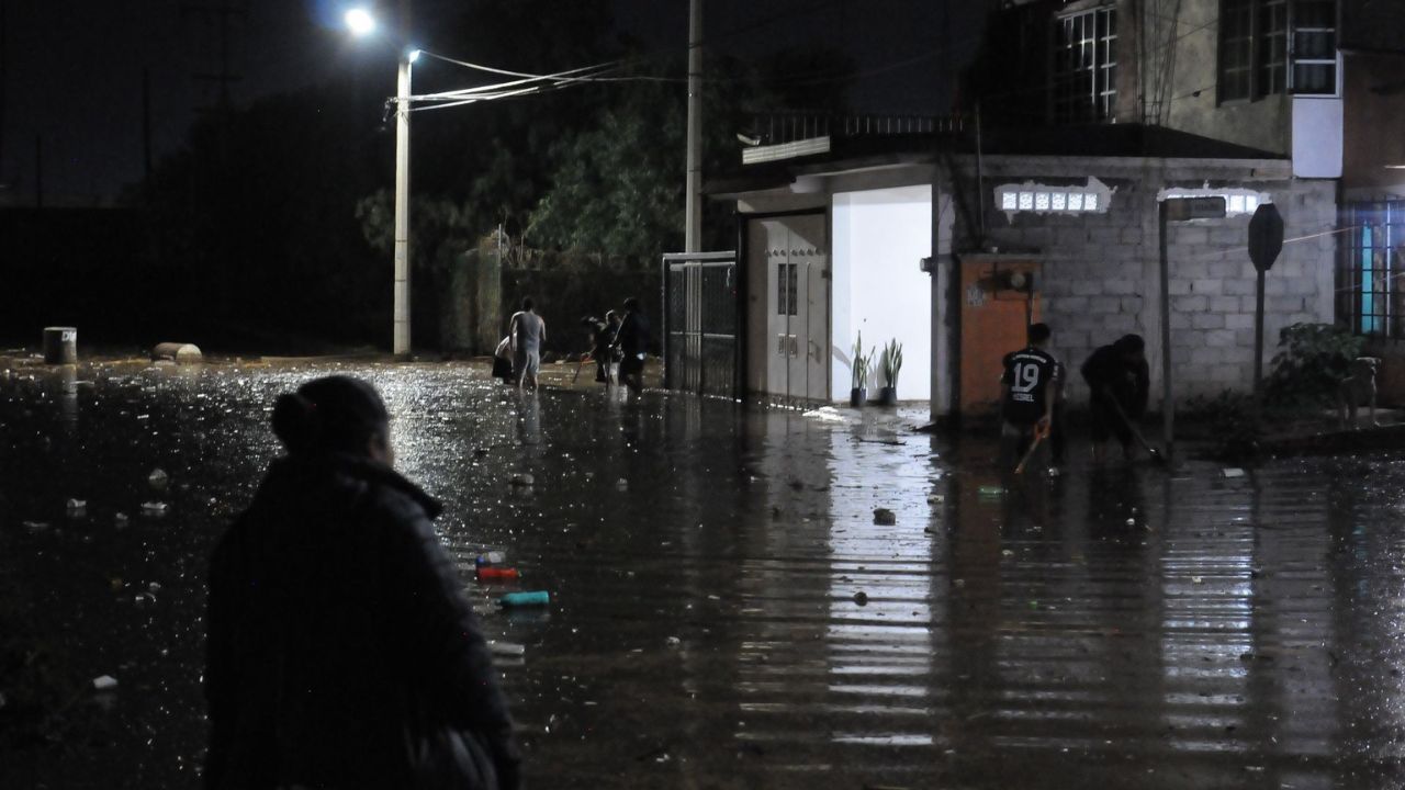 URGENCIA. Habitantes de la zona están atrapados por las anegaciones en Chalco.