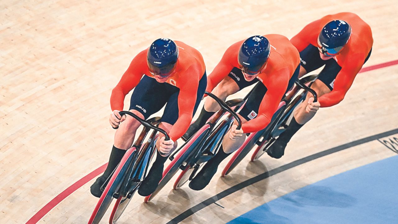 El equipo neerlandés masculino, liderado por Harrie Lavreysen, el rey del esprint, revalidó su título olímpico de velocidad por equipos masculina en el velódromo de Saint-Quentin-en-Yvelines,