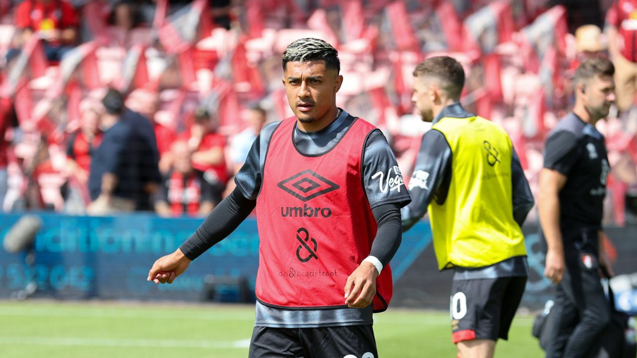 Colocado como titular a días de confirmarse su llegada a Inglaterra, Julián Araujo tuvo un destacado debut con el Bournemouth durante el empate de los Cherries ante Newcastle