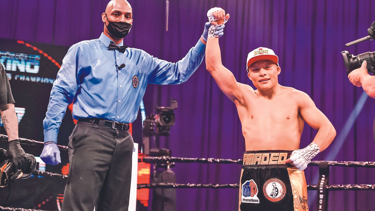 En su llegada a Estados Unidos para el combate ante José Valenzuela, en lo que será su primera defensa mundial como monarca Superligero de la Asociación Mundial de Boxeo