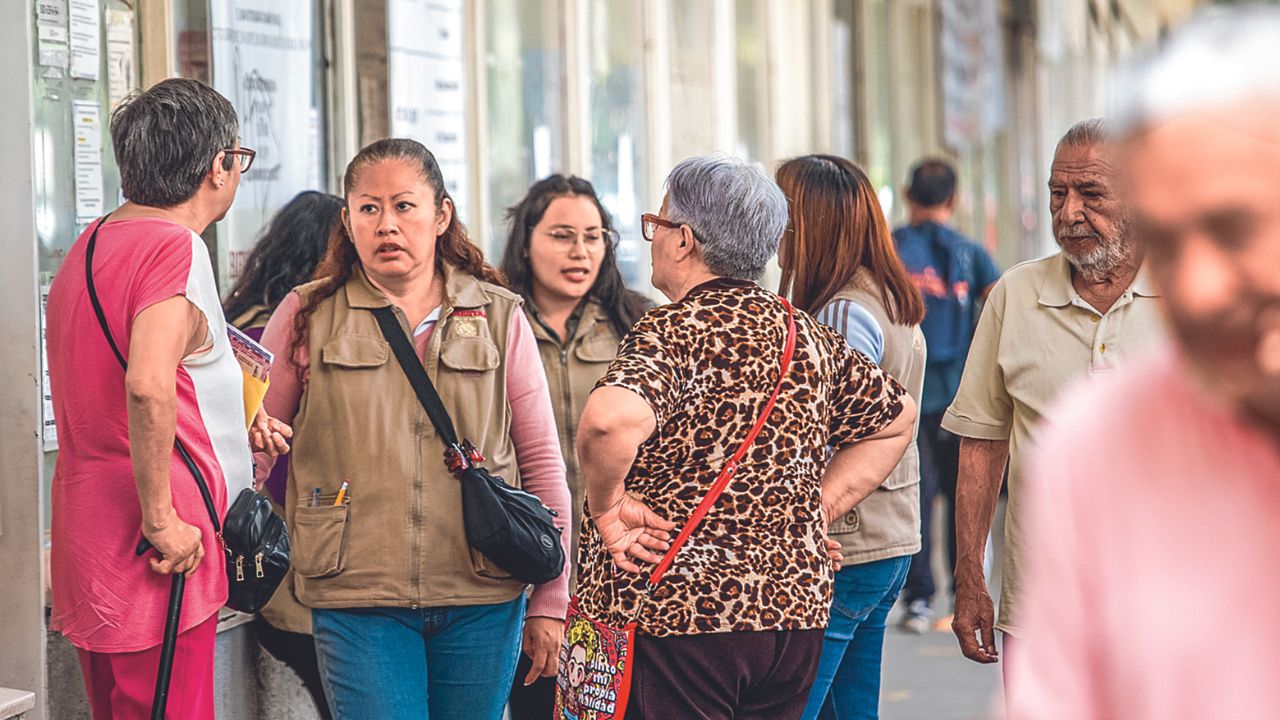 Sin atención. A la sede de Avenida Universidad, en la alcaldía Benito Juárez, llegan adultos mayores solos, con bastón y hasta en silla de ruedas.