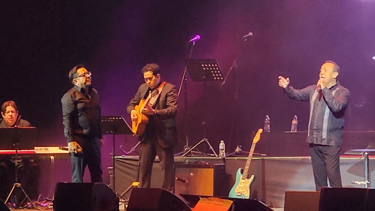 Carlos Macías enamoró a los asistentes a su concierto con sus baladas en un show histórico para su carrera