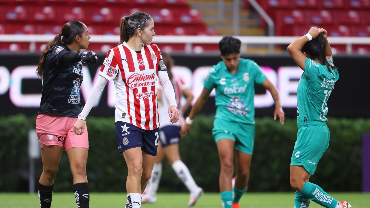 Guadalajara sumó su cuarta victoria del campeonato con una victoria de 2-1 sobre León en el partido pendiente q