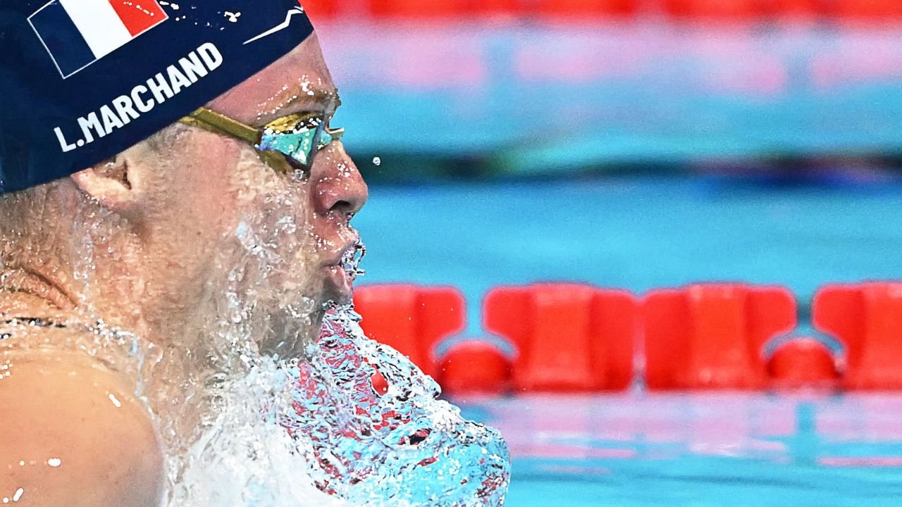 El nadador francés León Marchand, considerado el sucesor de Michael Phelps, ganó dos oros e impuso dos récords en un mismo día y va por una presea más