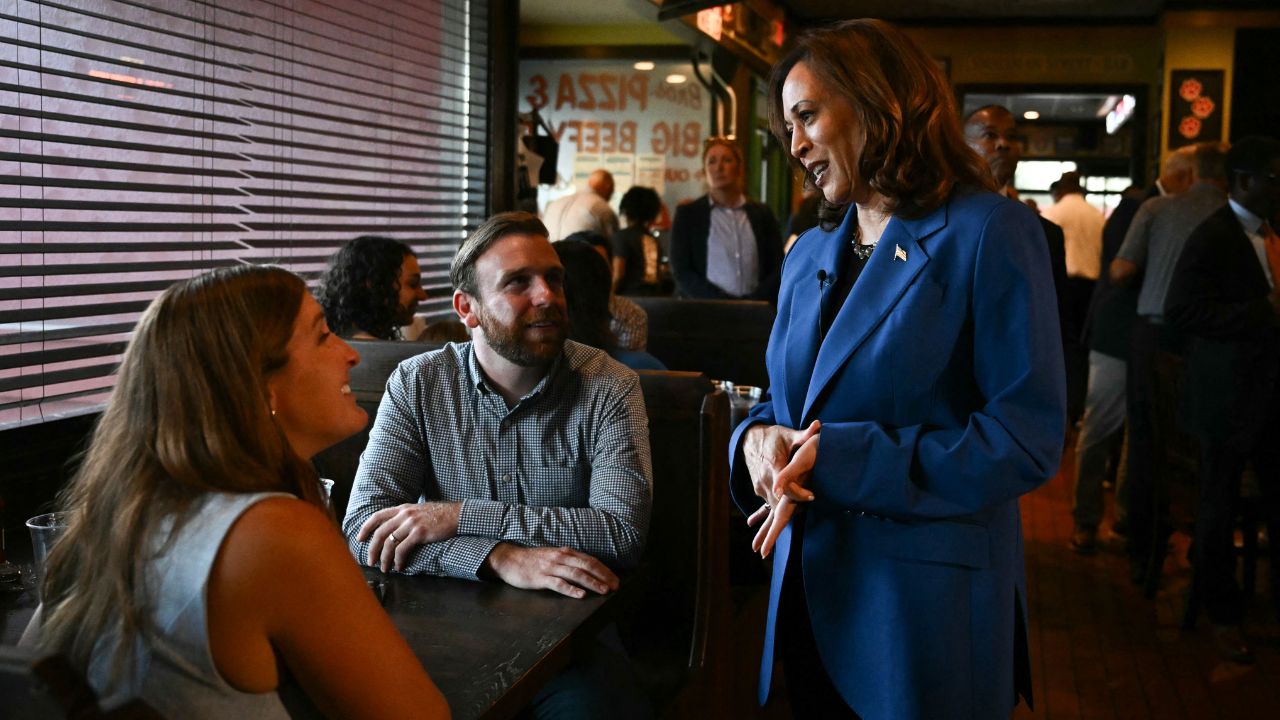 Donald Trump y Kamala Harris tienen poco en común pero en algo están de acuerdo: los dos candidatos a la Casa Blanca quieren eliminar los impuestos a las propinas